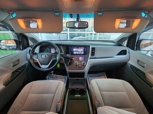 Used 2017 Toyota Sienna LE image 25