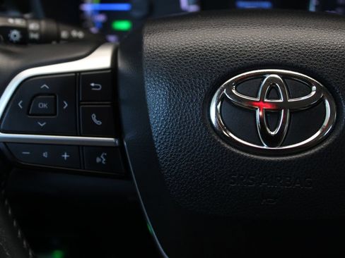 Used 2022 Toyota Highlander LE AWD/4WD image 32