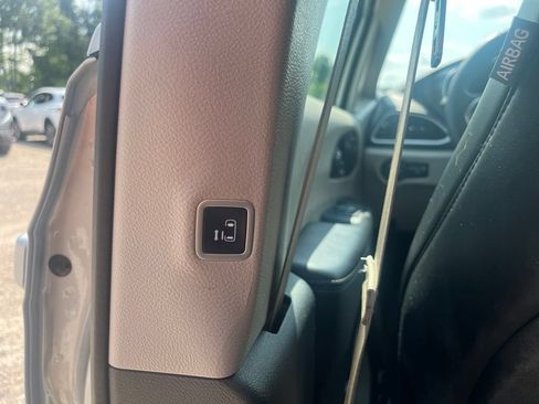 Used 2024 Chrysler Pacifica Touring-L FWD image 30