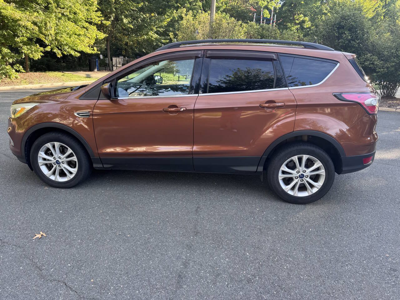 Used 2017 Ford Escape SE w/ Equipment Group 201A AWD/4WD image 8