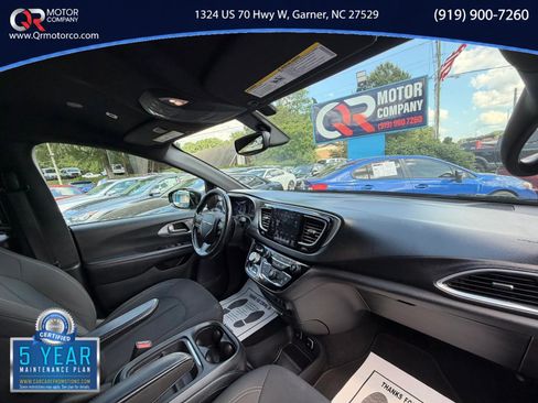 Used 2019 Chrysler Pacifica Touring Plus w/ S Appearance Package FWD image 35