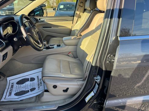 Used 2017 Jeep Grand Cherokee Overland w/ Jeep Active Safety Group image 11