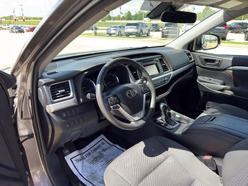 Used 2019 Toyota Highlander LE FWD image 9