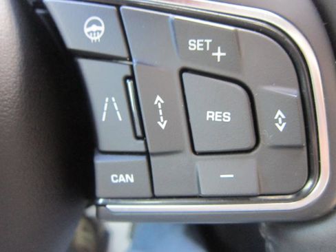 Used 2019 Jaguar F-PACE Premium image 21