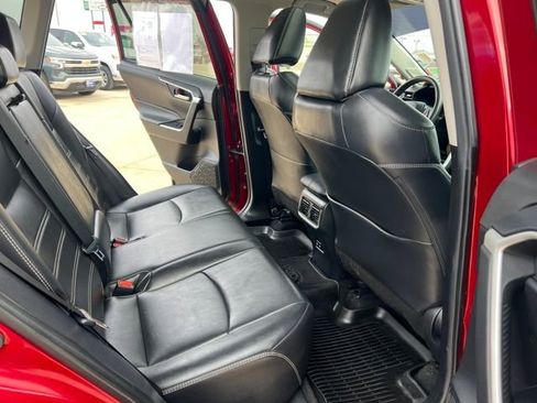 Used 2021 Toyota RAV4 XLE Premium image 18