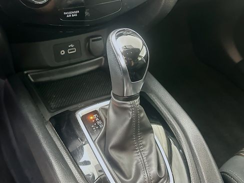Used 2018 Nissan Rogue SV FWD image 23