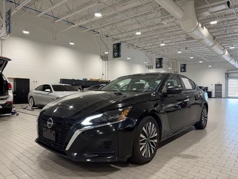 Used 2024 Nissan Altima 2.5 SV FWD image 1