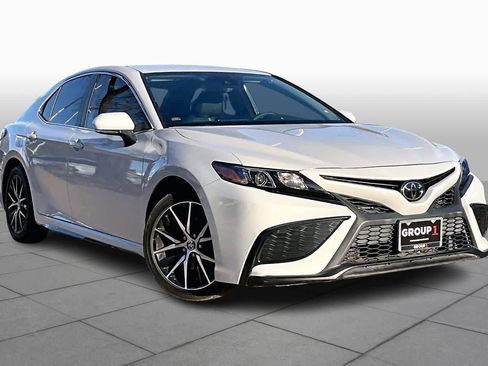 Used 2024 Toyota Camry SE image 2