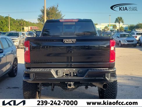 Used 2022 Chevrolet Silverado 2500 LTZ w/ LTZ Plus Package AWD/4WD image 5