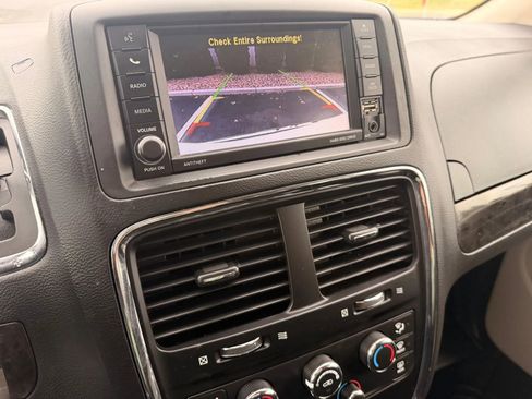 Used 2019 Dodge Grand Caravan SE image 12