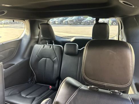 Used 2023 Chrysler Pacifica Limited w/ Uconnect Theater Family Group FWD image 3