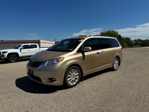 Used 2012 Toyota Sienna XLE AWD/4WD image 12