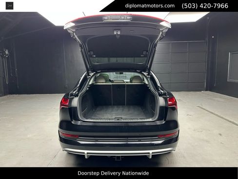 Used 2021 Audi e-tron Premium w/ Towing Package image 43