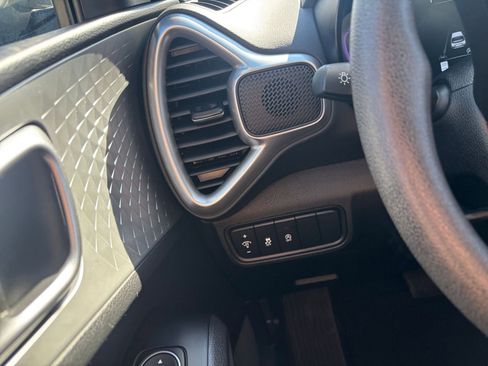 Used 2025 Kia Soul LX w/ LX Technology Package FWD image 32