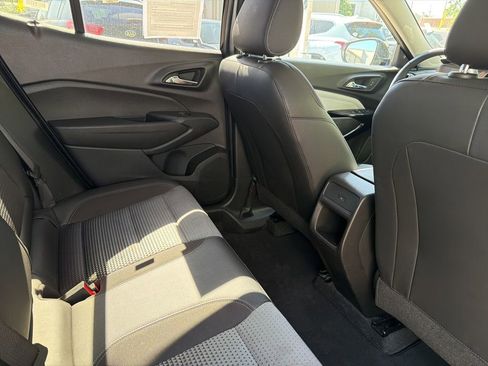 Used 2025 Chevrolet Trax LT w/ LT Convenience Package FWD image 12
