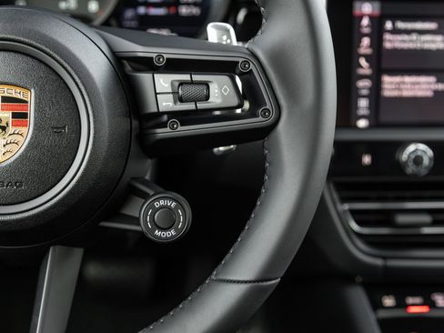 Used 2025 Porsche Macan Turbo image 16