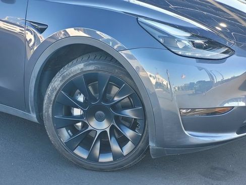 Used 2022 Tesla Model Y Long Range AWD/4WD image 3