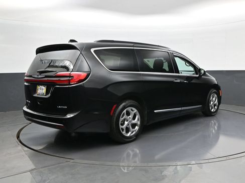 Used 2023 Chrysler Pacifica Limited FWD image 5