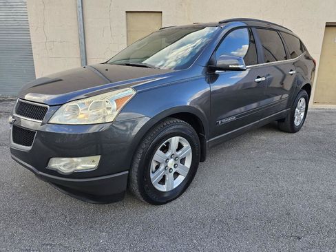 Used 2009 Chevrolet Traverse LT FWD image 2