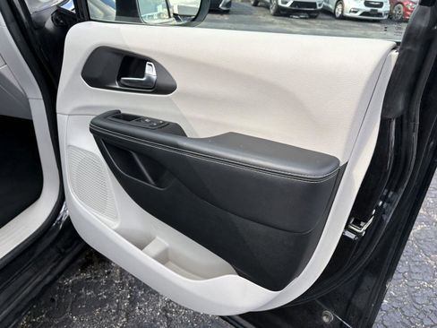Used 2023 Chrysler Pacifica Touring-L FWD image 11