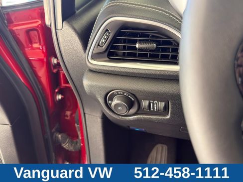 Used 2025 Chrysler Pacifica Limited FWD image 27
