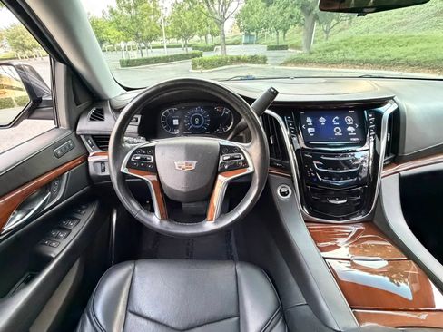 Used 2018 Cadillac Escalade Luxury RWD image 17