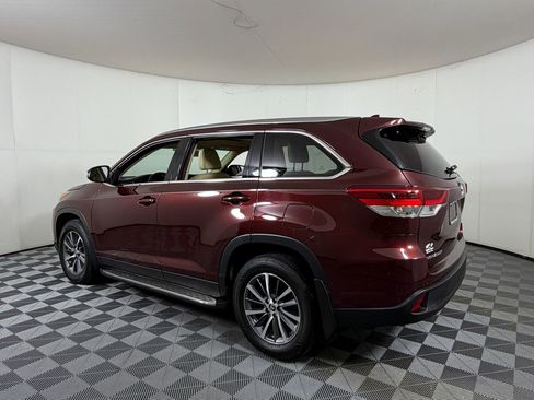 Used 2019 Toyota Highlander XLE FWD image 3