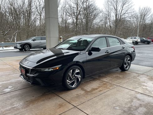 Used 2024 Hyundai Elantra Limited image 3