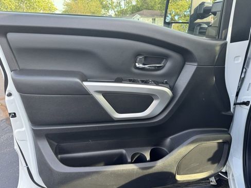 Used 2024 Nissan Titan SV w/ SV Convenience Package image 2