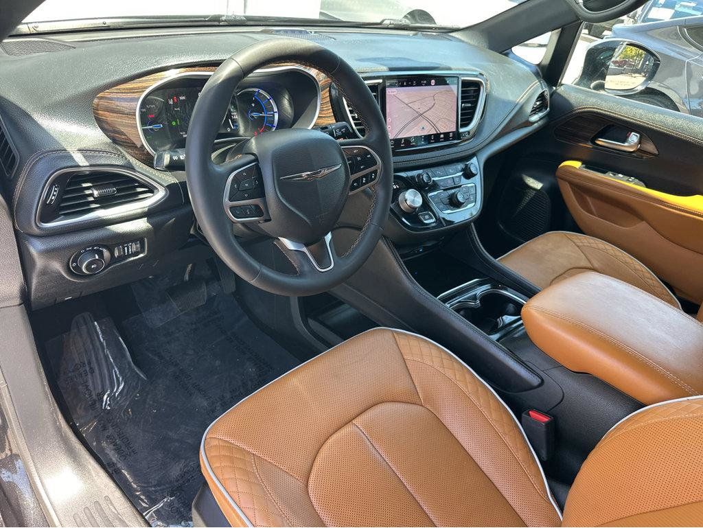 Used 2023 Chrysler Pacifica Pinnacle FWD image 16