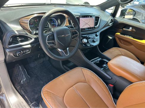Used 2023 Chrysler Pacifica Pinnacle FWD image 16
