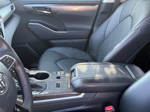 Used 2024 Toyota Highlander Platinum FWD image 9