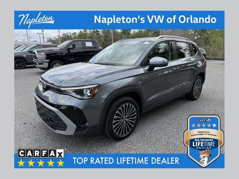 Used 2025 Volkswagen Taos SE image 1