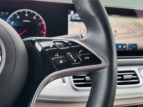 Used 2025 Mercedes-Benz GLS 450 4MATIC image 30