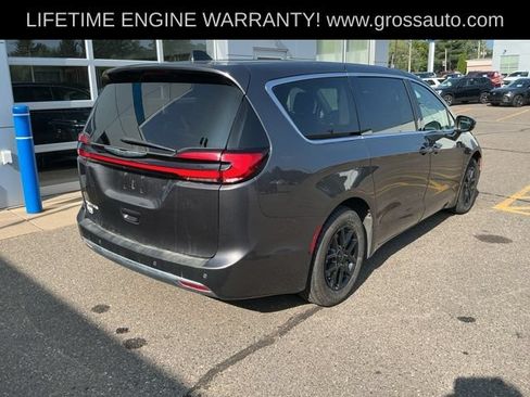 Used 2023 Chrysler Pacifica Touring-L FWD image 7