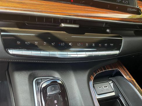 Used 2023 Cadillac Escalade Premium Luxury AWD/4WD image 16
