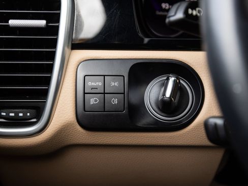 Certified 2023 Porsche Cayenne AWD/4WD image 17