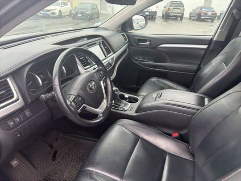 Used 2018 Toyota Highlander XLE image 2