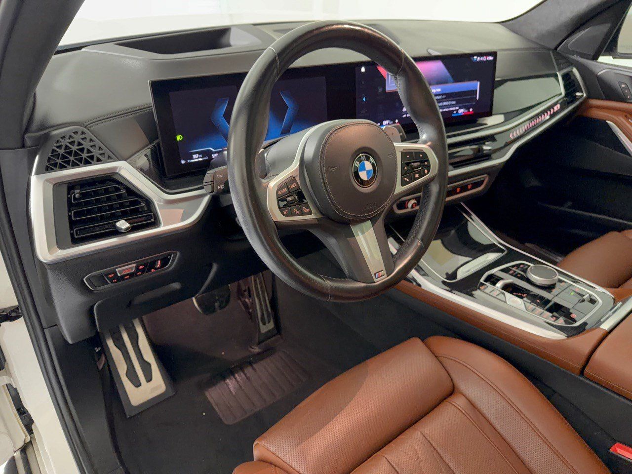 Used 2023 BMW X7 xDrive40i w/ M Sport Package AWD/4WD image 4