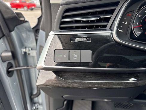 Used 2025 Audi Q8 Premium image 12