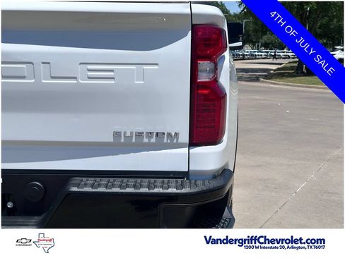 Used 2022 Chevrolet Silverado 2500 Custom w/ Custom Value Package AWD/4WD image 15