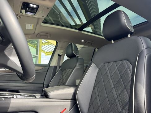 Used 2024 Volkswagen Atlas SEL Premium R-Line image 28