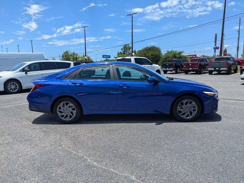 Used 2024 Hyundai Elantra SEL FWD image 3