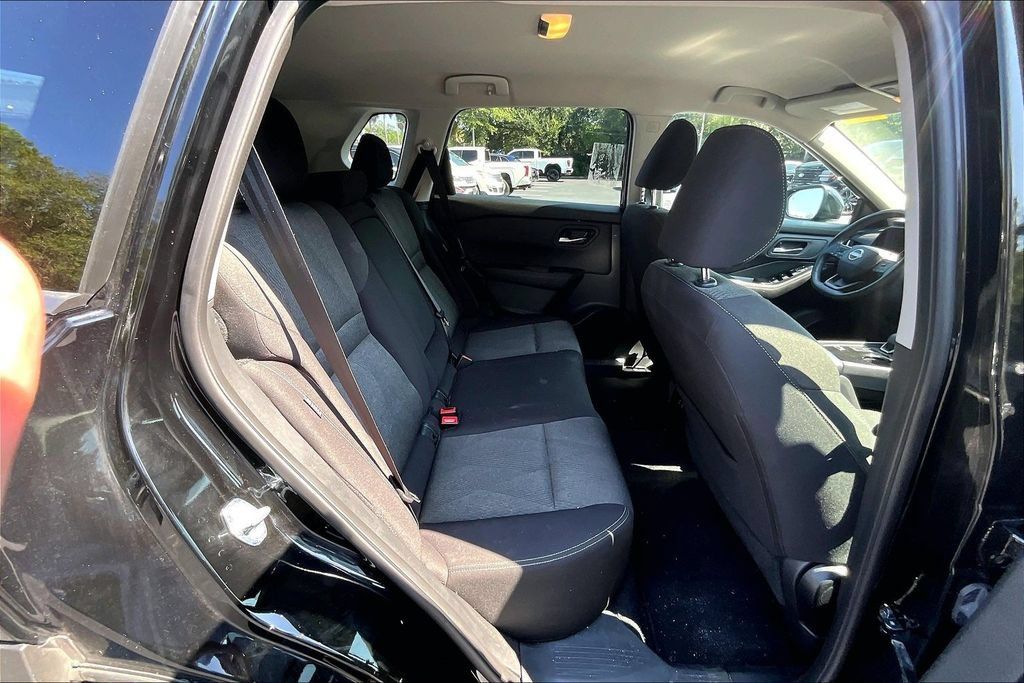 Used 2025 Nissan Rogue SV FWD image 25