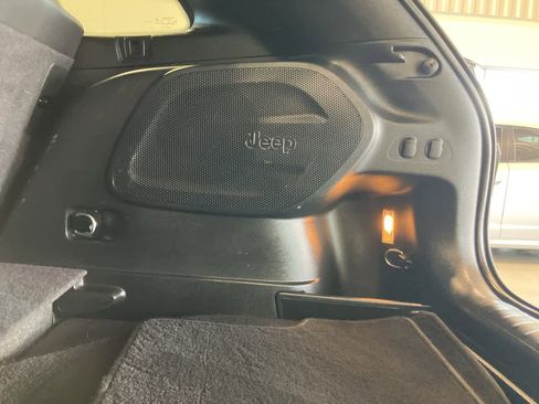 Used 2020 Jeep Cherokee Limited image 30