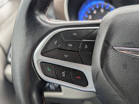 Used 2018 Chrysler Pacifica Touring-L image 20