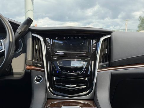 Used 2020 Cadillac Escalade Premium Luxury w/ Escalade Sport Edition AWD/4WD image 22