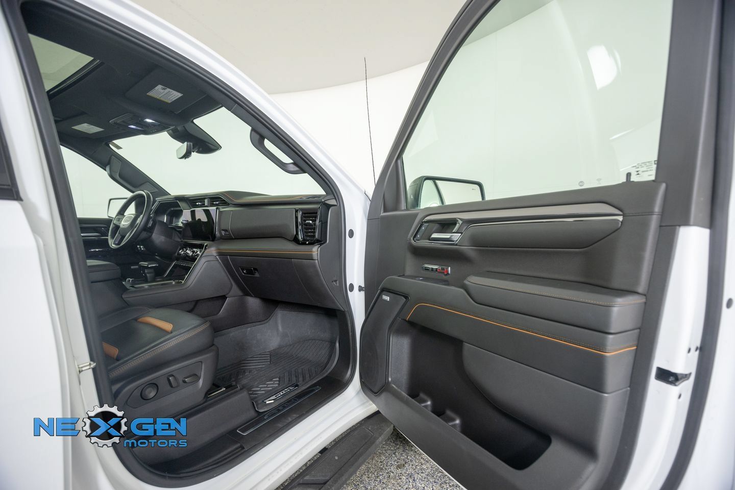Used 2024 GMC Sierra 1500 AT4 w/ Technology Package AWD/4WD image 6