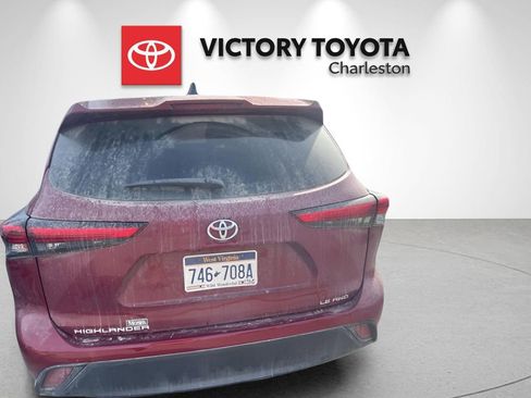 Used 2022 Toyota Highlander LE image 3