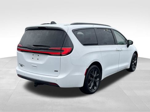 Used 2023 Chrysler Pacifica Touring-L w/ Uconnect Theater Family Group image 9